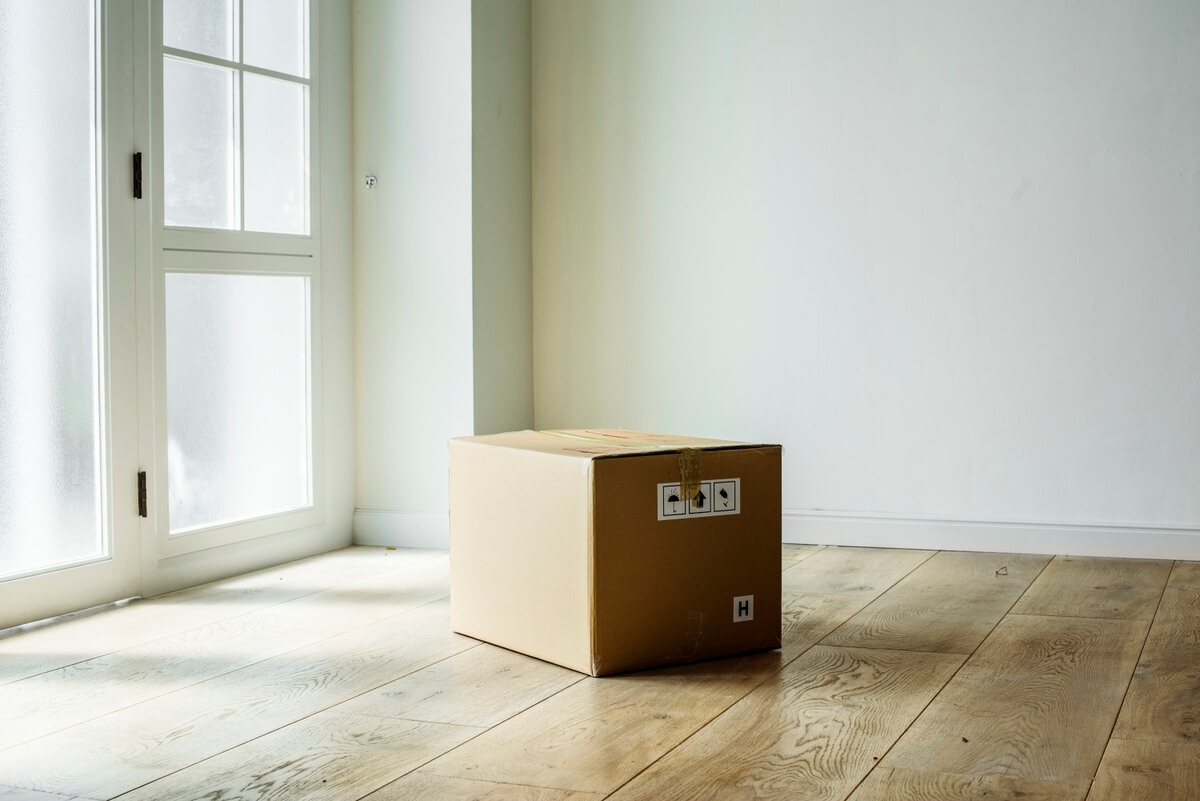 Beispielfoto Umzugskarton in leerem Raum